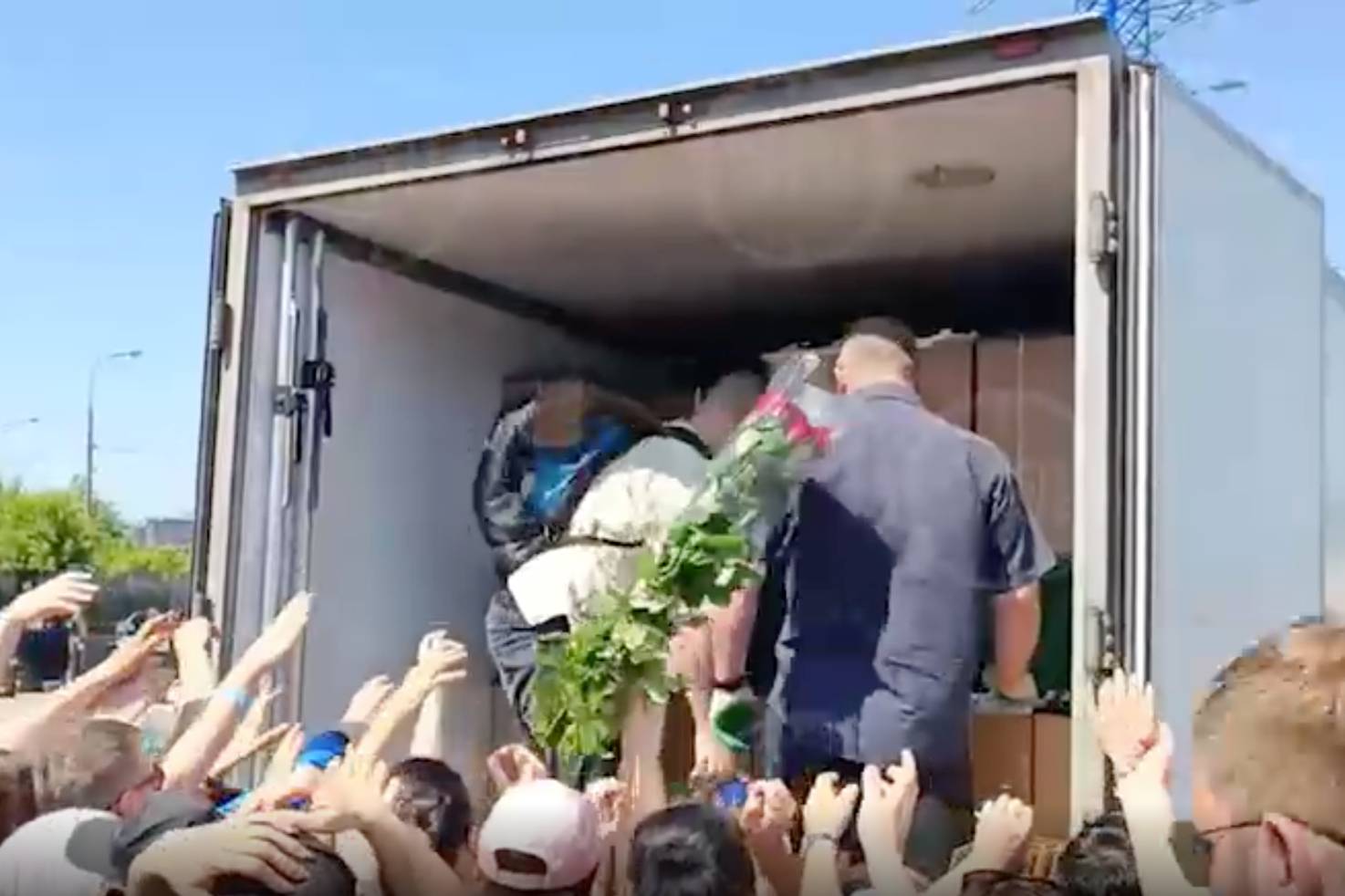 Тайный фанат Шатунова прислал целый грузовик с розами к месту прощания с артистом