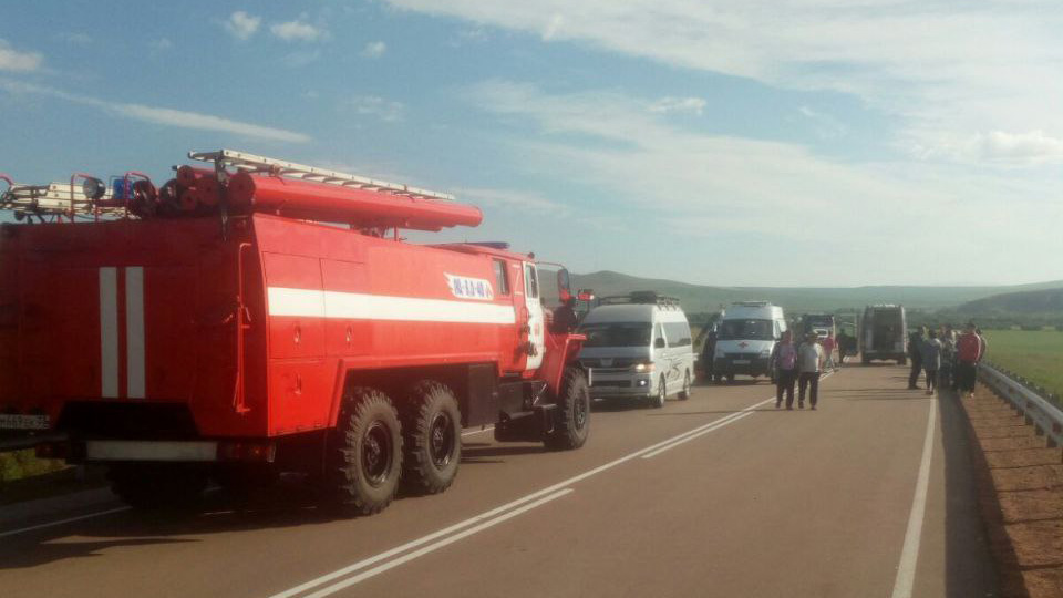 Кадр с места ДТП с микроавтобусом и грузовиком. Фото © Telegram / МЧС Бурятии