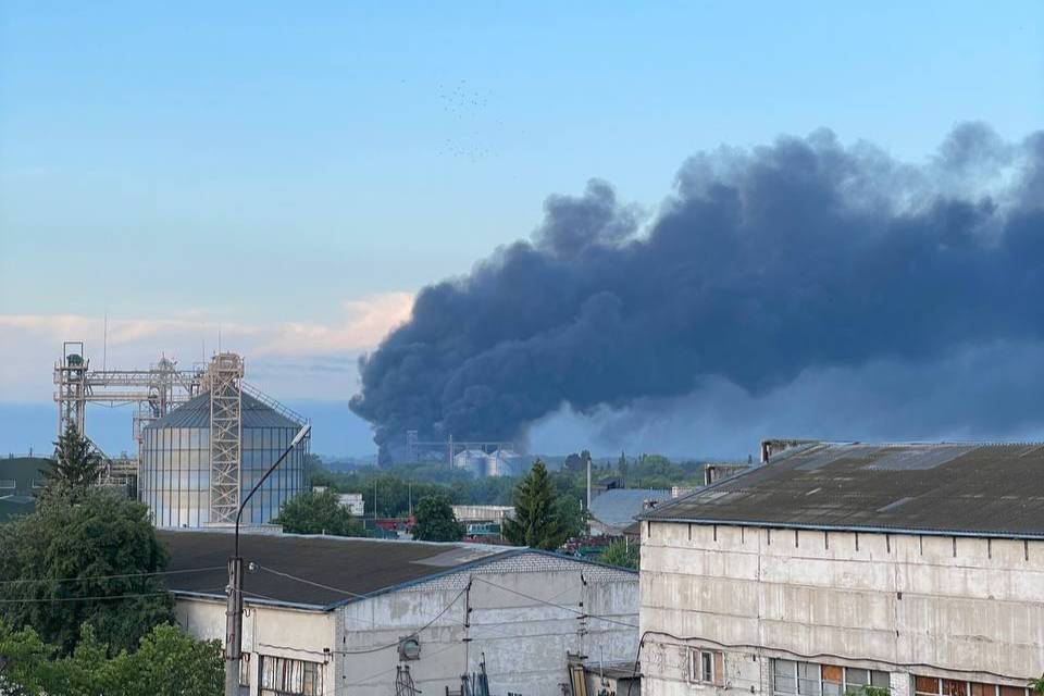 В Сватове в ЛНР более 20 грузовиков сгорели после удара по посёлку Точкой-У