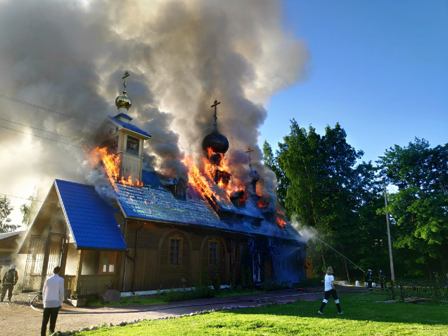 В Петербурге задержан подозреваемый в поджоге храма Святителя Василия Великого