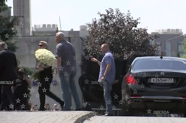 Басков с огромным букетом белых роз прибыл на церемонию прощания с Шатуновым