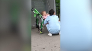 В Тюмени засняли на видео мать, которая учила малыша в коляске курить вейп