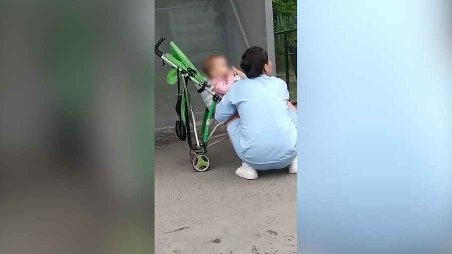 <p>Горе-мамаша дала вейп ребёнку в коляске. Кадр из видео © "ТопТюмень | Типичная Тюмень"</p>