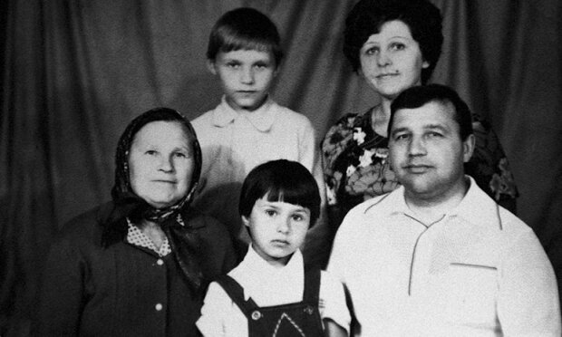 Наталья Мосейчук с родителями, братом и бабушкой.  Фото © Караван историй 