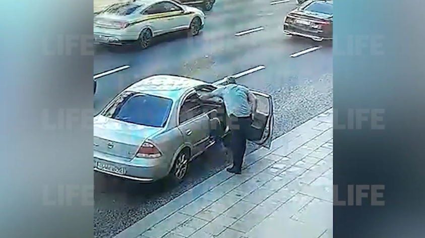 Лайф публикует видео нападения водителя на попутчика в Москве