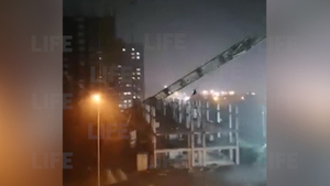 Лайф публикует видео смертельного падения крана во время шторма в Пензе