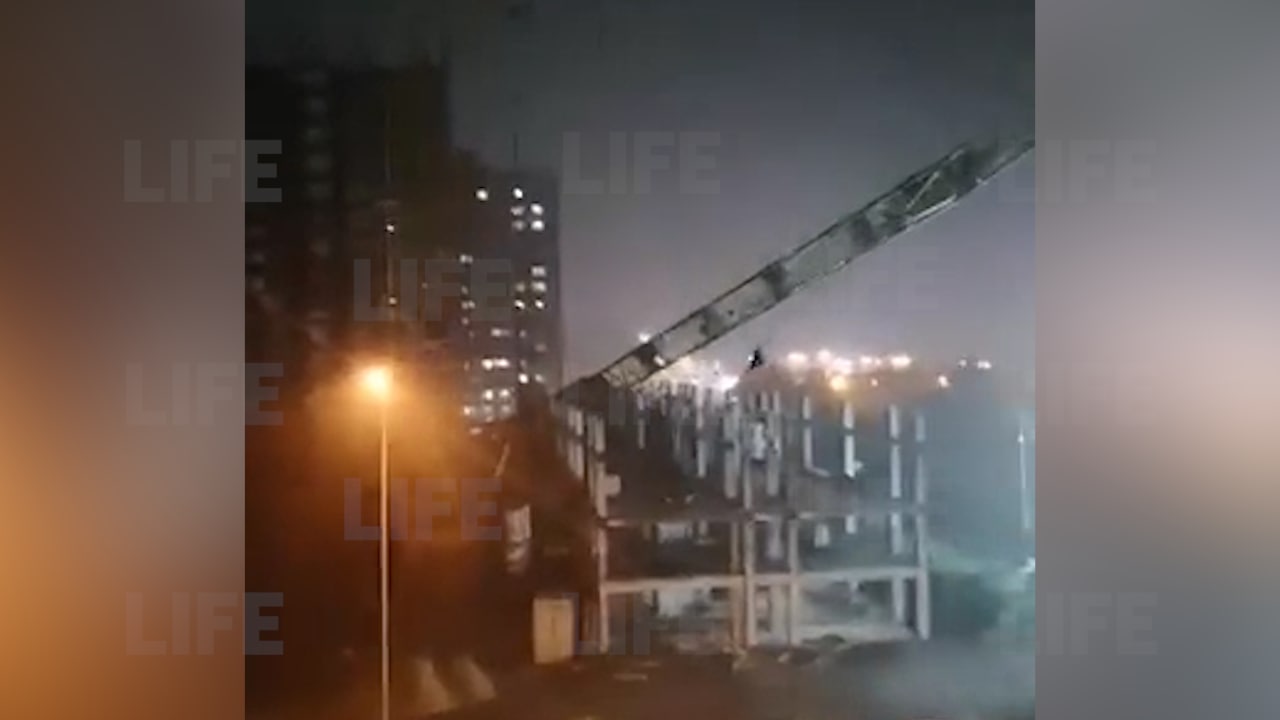 В Пензе из-за сильного ветра рухнул башенный кран