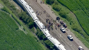 Поезд с 243 пассажирами в США столкнулся с грузовиком и слетел с рельсов