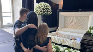 Вдова и дети простились с Шатуновым, после чего тело экс-солиста "Ласкового мая" кремировали