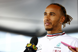 "Формула-1" и команда "Мерседес" осудили расистские высказывания в адрес Хэмилтона
