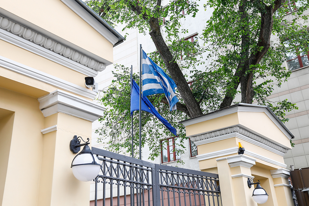 Греция приостанавливает работу визового центра в России
