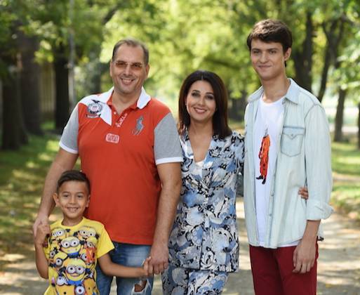 Слева направо: младший сын Матвей, второй муж Илья Раевский, Наталья Мосейчук и старший сын Антон.  Фото © Караван историй 