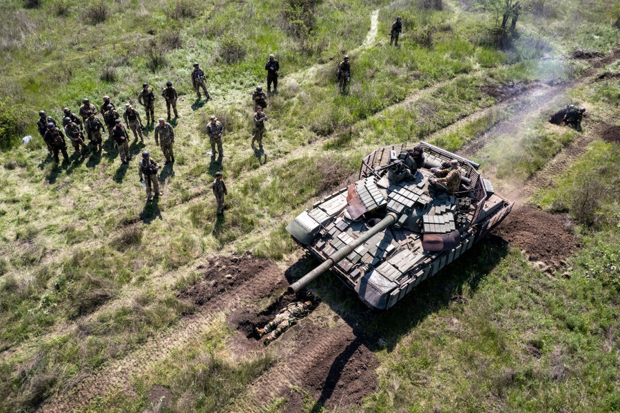 Танки и пехотный эшелон украинской армии возле Южного фронта. Фото © Getty Images / John Moore