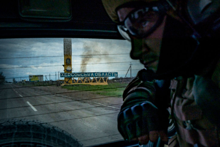 Украинские солдаты патрулируют на въезде в Херсонскую область в непосредственной близости от российских позиций на линии фронта в Николаеве. Украина. Апель 2022 года. Фото © Getty Images / Celestino Arce / NurPhoto