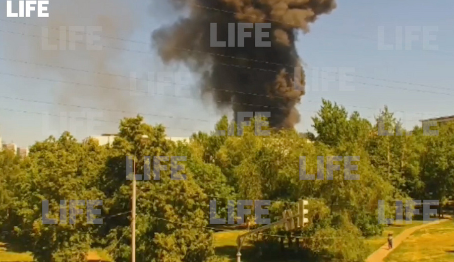 Очевидцы сняли пожар на Каширском шоссе. Скриншот © LIFE