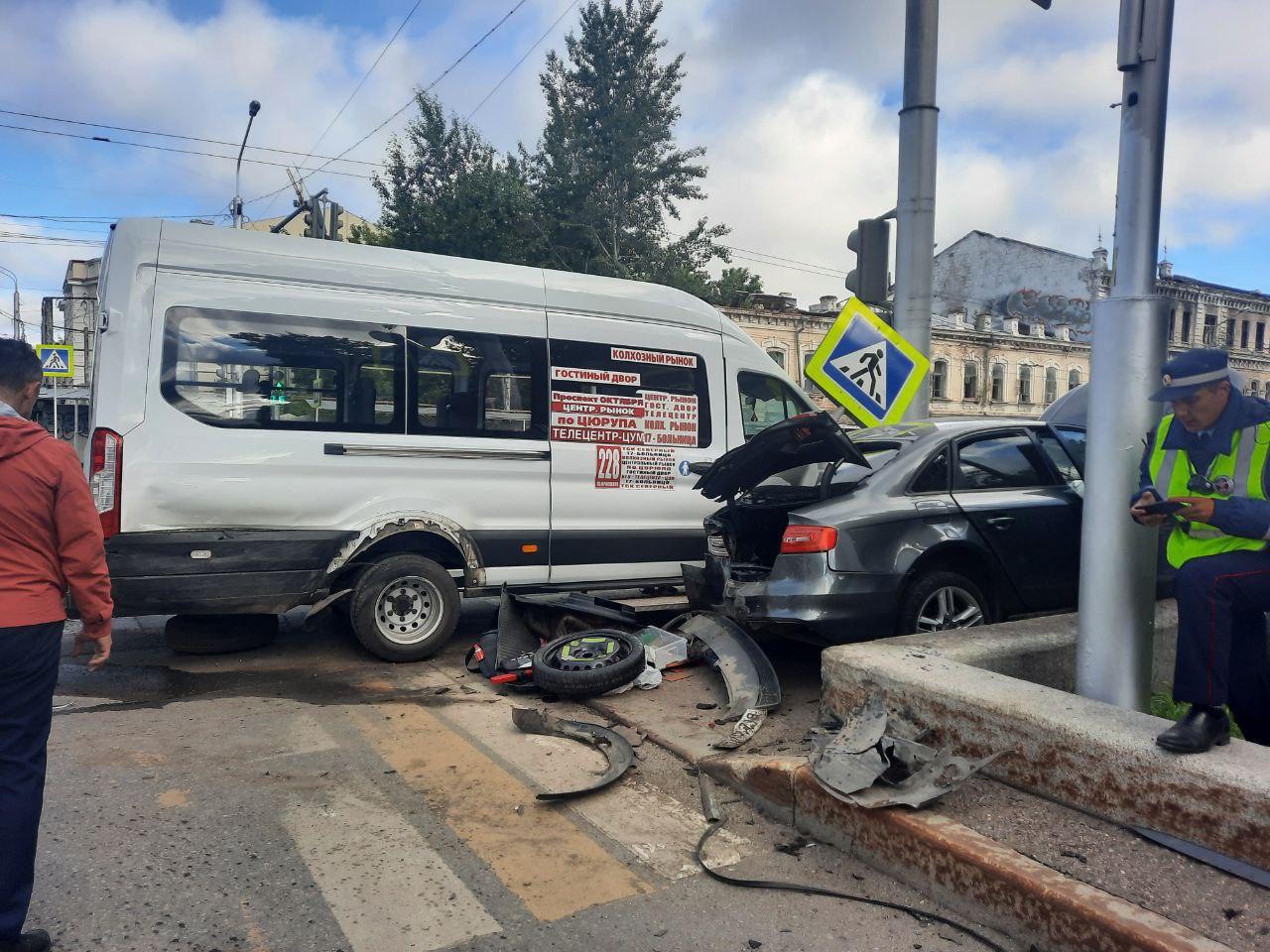 Восемь человек пострадали из-за столкновения автобуса с легковушками в Уфе