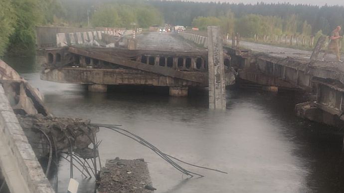 Разрушенный мост через Ирпень. Фото © Facebook (запрещён в РФ) / Володимир Підкурганний
