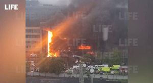До 15 человек могут быть заблокированы в охваченном огнём бизнес-центре в Москве