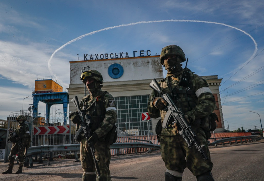 Херсонская область. Российские военнослужащие на территории Каховской ГЭС. © ТАСС / SERGEI ILNITSKY
