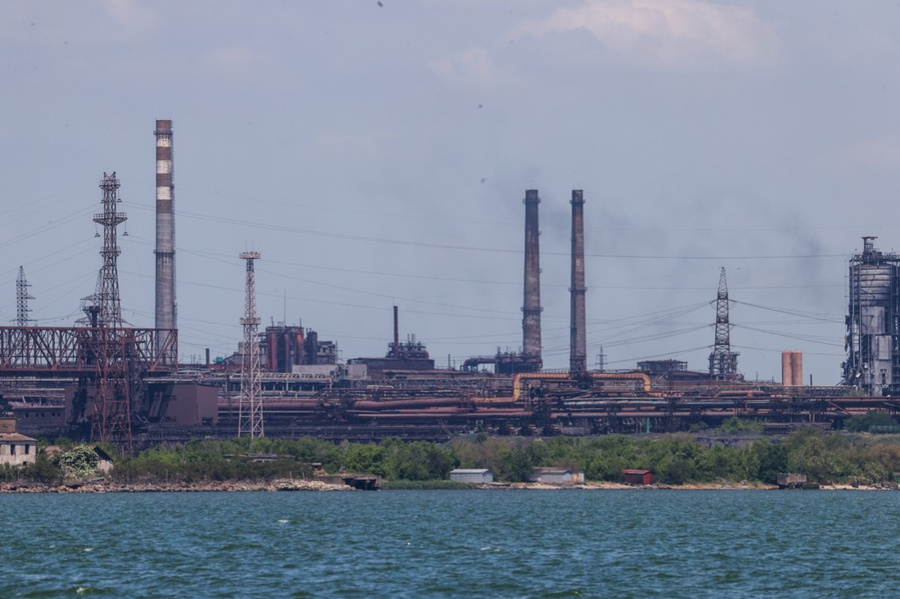 Вид на завод "Азовсталь" с территории морского торгового порта. © ТАСС / Гердо Владимир