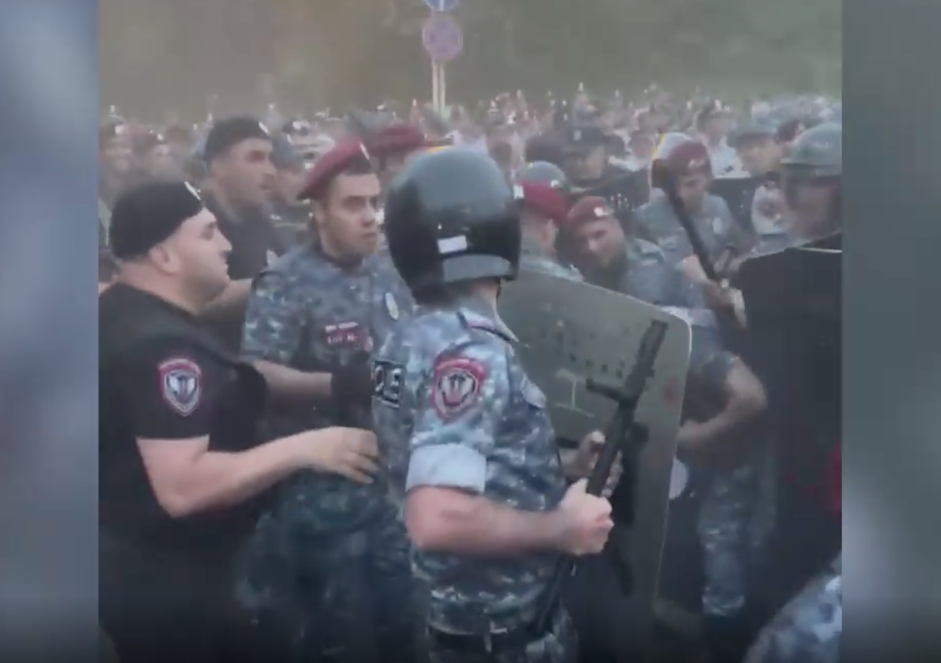 Полиция Еревана применила для разгона протестующих светошумовые гранаты