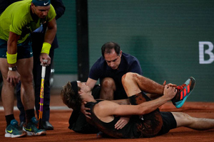 Немецкий теннисист Зверев покинул корт в инвалидной коляске из-за травмы