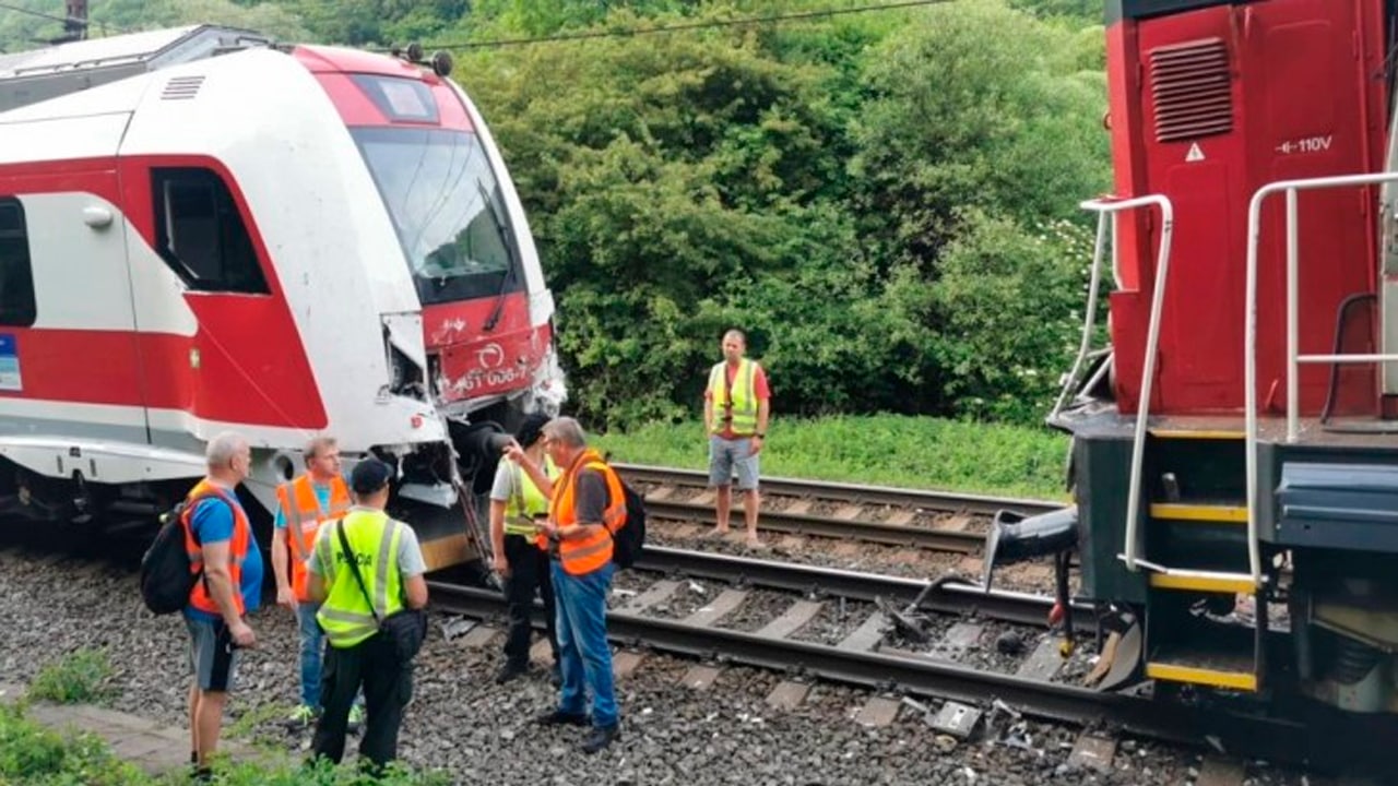 В Словакии 50 человек пострадали в результате наезда локомотива на поезд