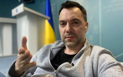 <p>Я тут недавно говорил про возросшее оперативно-тактическое мастерство противника — российских войск. А теперь следите за руками. Мы втянули российские войска в ловушку в Северодонецке, притворно "сдав город". Они уже отрапортовали про взятие города, когда наши войска нанесли жёсткий встречный контрудар</p>