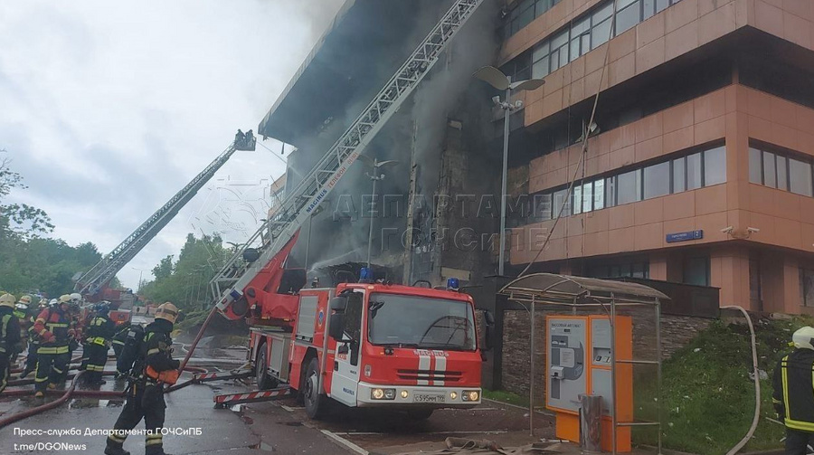 Пожар в бизнес-центре "Гранд Сетунь плаза" в Москве. Фото © Telegram / "ЧСтные новости Москвы"