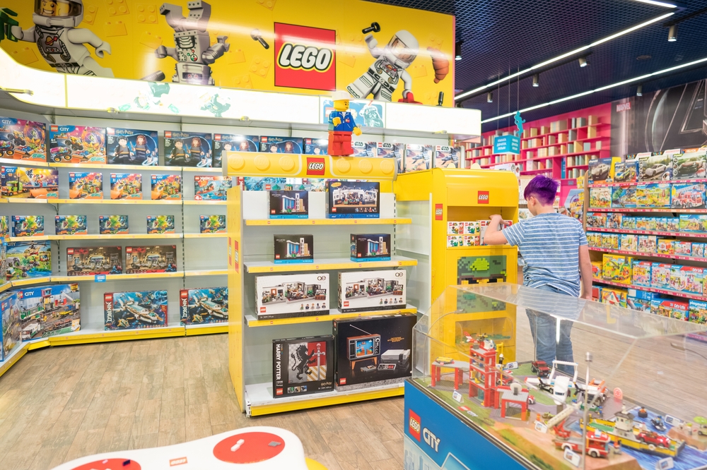 LEGO закрыла часть магазинов в России