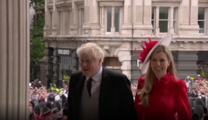 Британцы освистали Джонсона, прибывшего на праздничную мессу в честь Елизаветы II