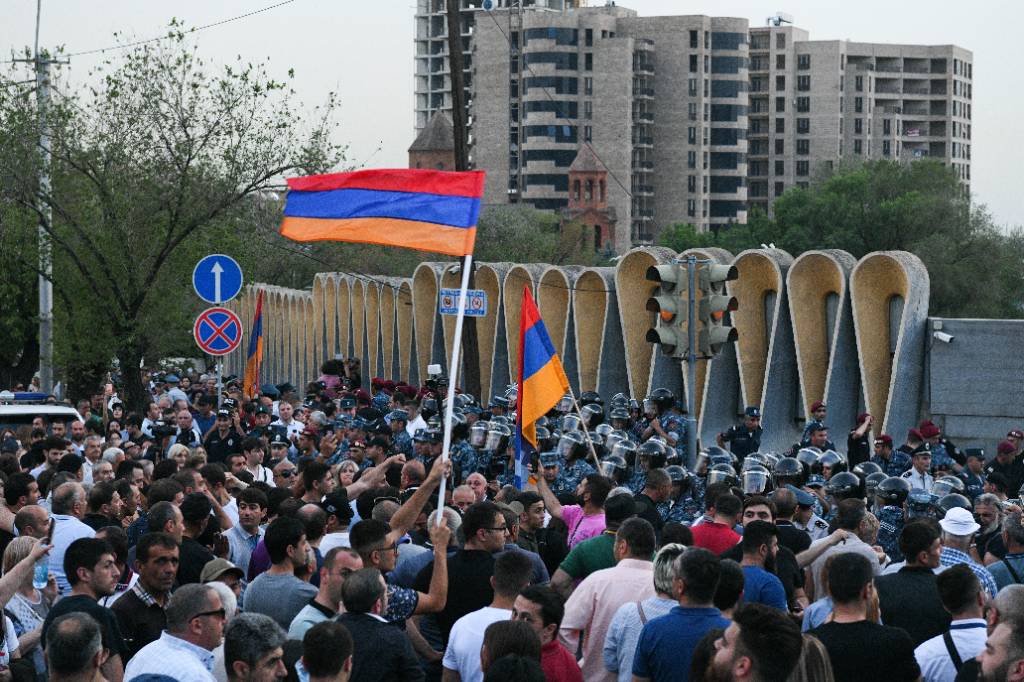 В Ереване депутата парламента Армении избили во время столкновений с полицией