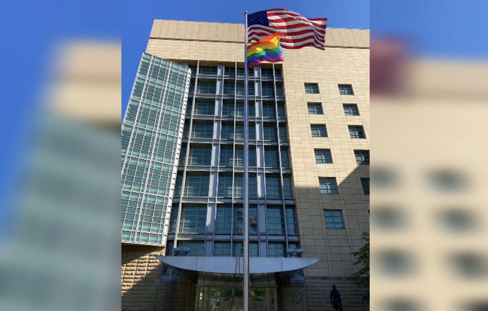 Посольство США в Москве снова вывесило флаг ЛГБТ