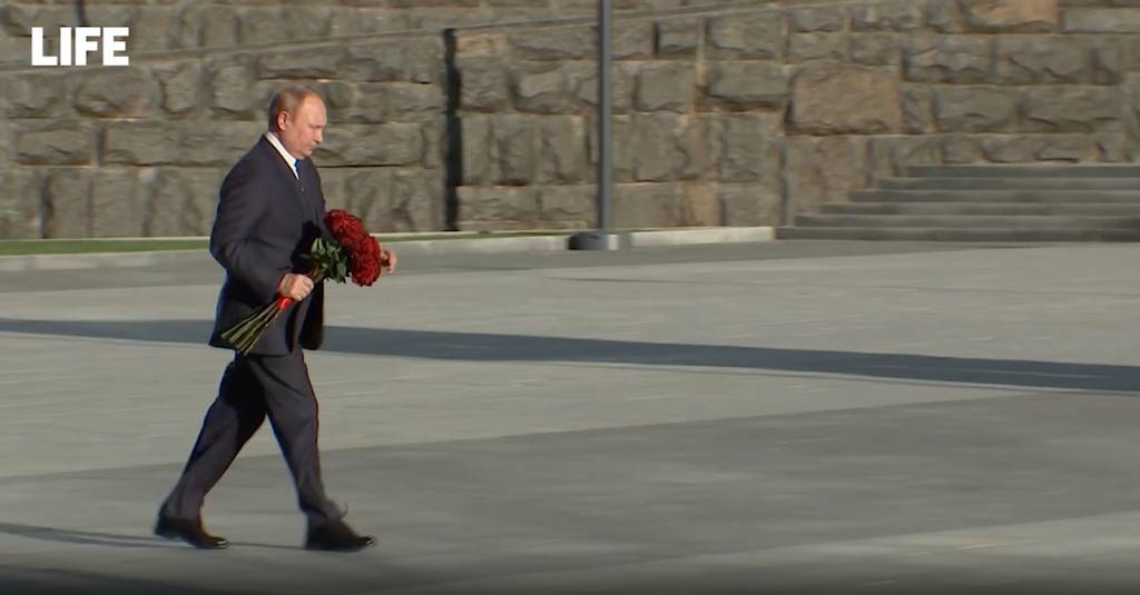 Путин возложил цветы к памятнику разведчикам под песню 