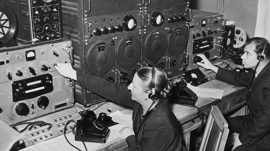 <p>Измерение частоты радиосигналов "Спутника-1" на посту радиоуправления возле Московской обсерватории, 1957 год. Обложка © Getty Images / Sovfoto / Universal Images Group</p>