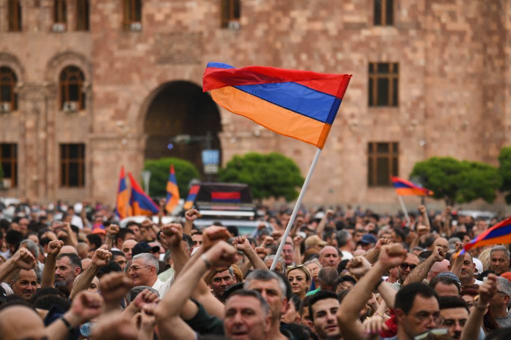 Протестующие с барабанами подошли к оцеплению спецназа у резиденции Пашиняна в Ереване