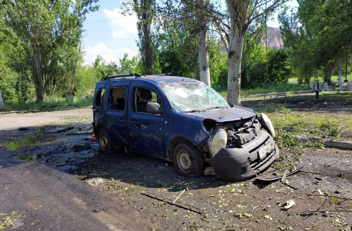 Машина военкора из Франции после обстрела ВСУ. Фото © Telegram / Donbass Insider