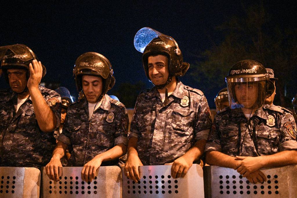Сотрудники полиции при протестах в Ереване пострадали от своих же спецсредств