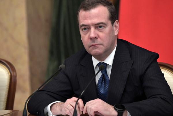 Медведев назвал двойным беззаконием санкции Запада против семей российских политиков