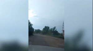 Видеорегистратор снял панику в машине матери с детьми, попавшей под обстрел ВСУ в Макеевке