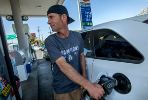 Стоимость бензина в США подскочила вдвое с момента инаугурации Байдена