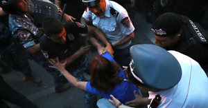 В стычках протестующих с полицией в Ереване пострадали 60 человек