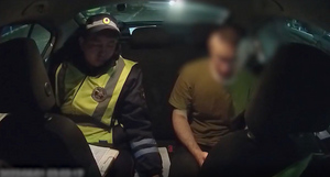 Пьяный водитель без прав пытался дать взятку шаурмой инспекторам ДПС в Туве