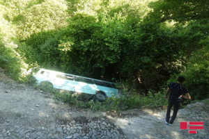 Автобус с 16 школьниками упал в овраг в Азербайджане