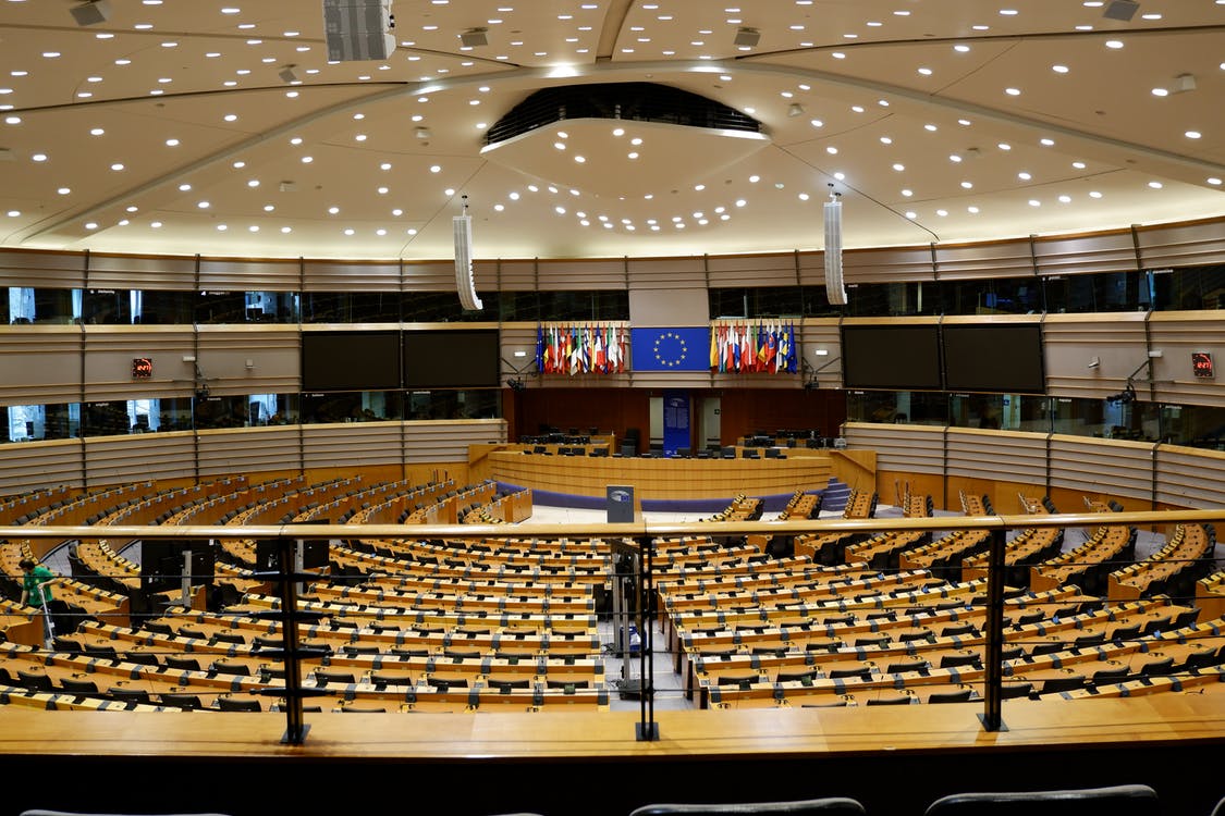 В Европарламенте пригрозили вотумом недоверия Еврокомиссии из-за помощи Польше