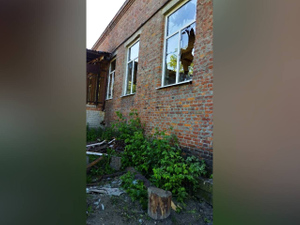Жилой дом в посёлке Тёткино после обстрела. Фото © Telegram / Роман Старовойт