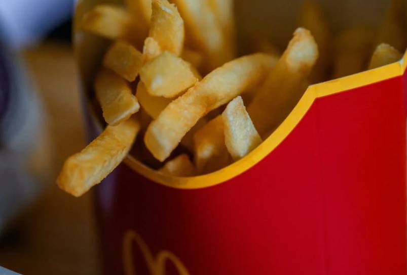 Зелёный, оранжевый, красный: McDonald’s в России подал заявки на регистрацию новых логотипов