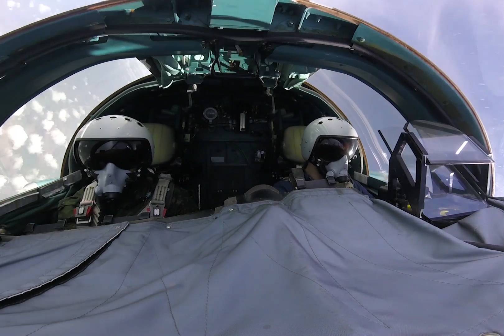 Минобороны показало видео работы бомбардировщиков Су-34 в ходе Операции Z