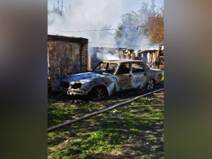 Сгоревшая машина после обстрела в посёлке Тёткино. Фото © Telegram / Роман Старовойт