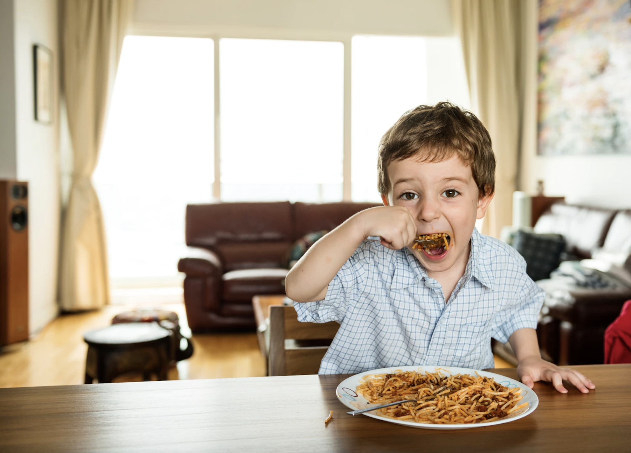He said he hungry. Дети едят спагетти. Мальчик ест. Мальчик завтракает. Дети за столом.